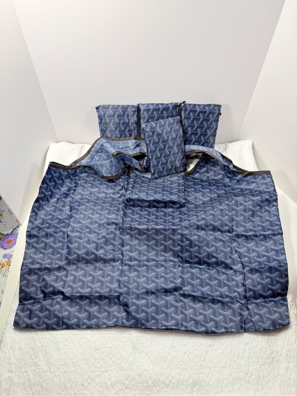 Luxury Navy Patterned Foldable Shopping Tote - Unbranded for 1 Set only - Picture 6 of 6
